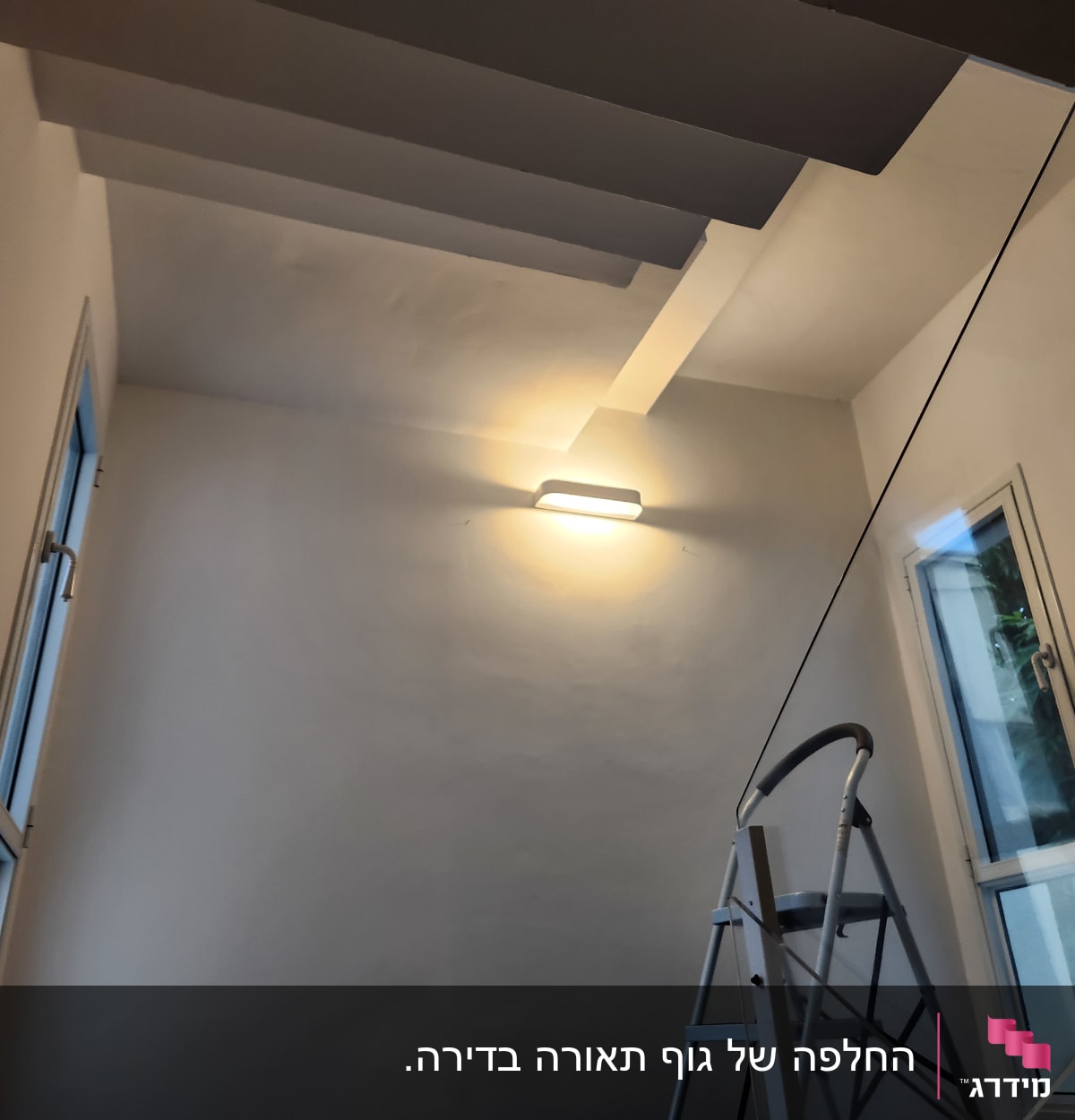 סולם מתכת ליד מנורת קיר דולקת